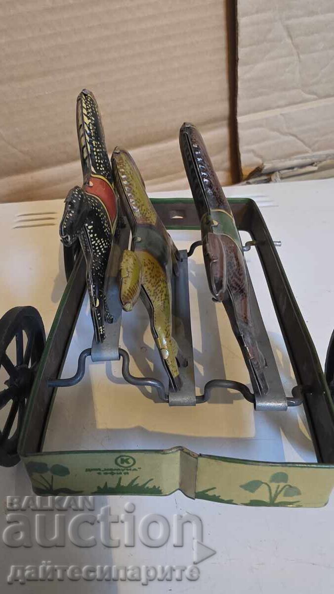 Доставка на Стара играчка с коне,липсващо колело Доставка на Стара играчка с коне,липсващо колело