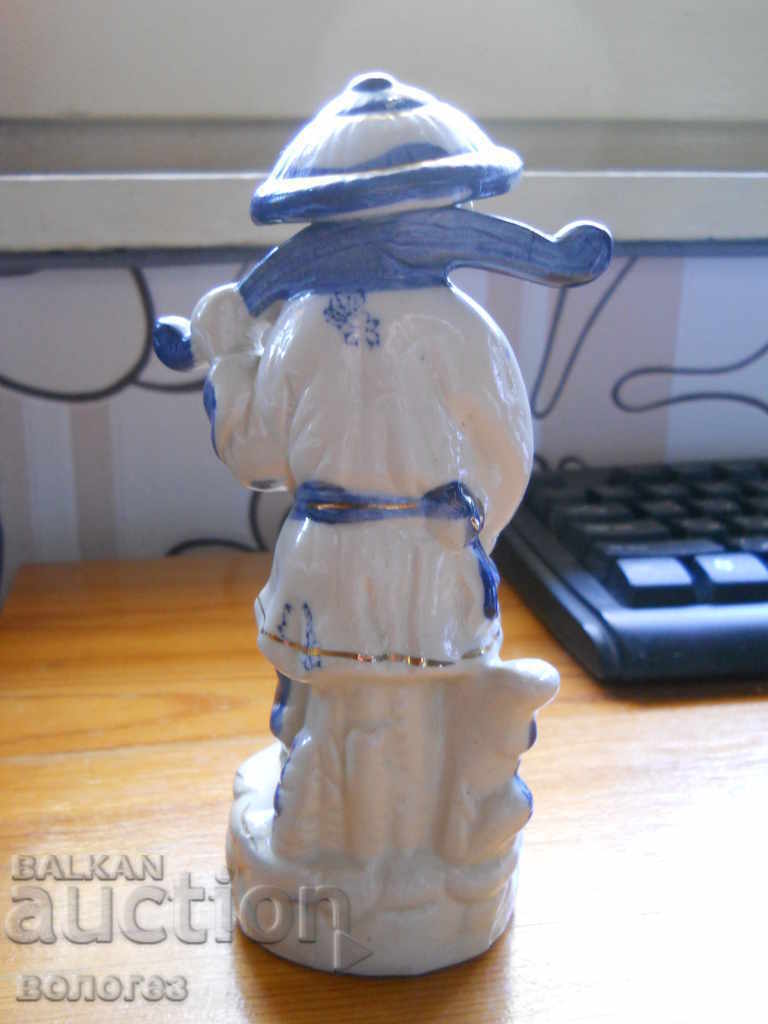 Auction Porcelain figurine - fisherman (China) Auction Porcelain figurine - fisherman (China)