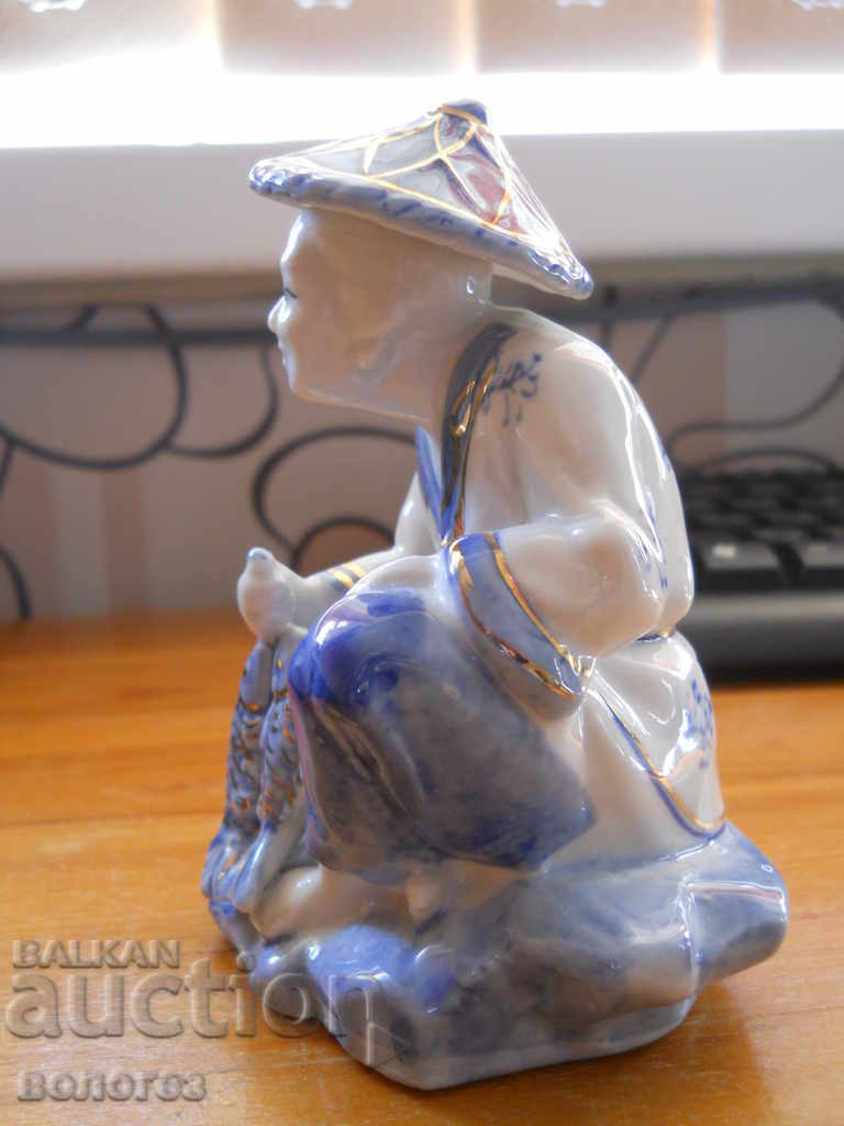 Auction  Porcelain figurine - fisherman (China)