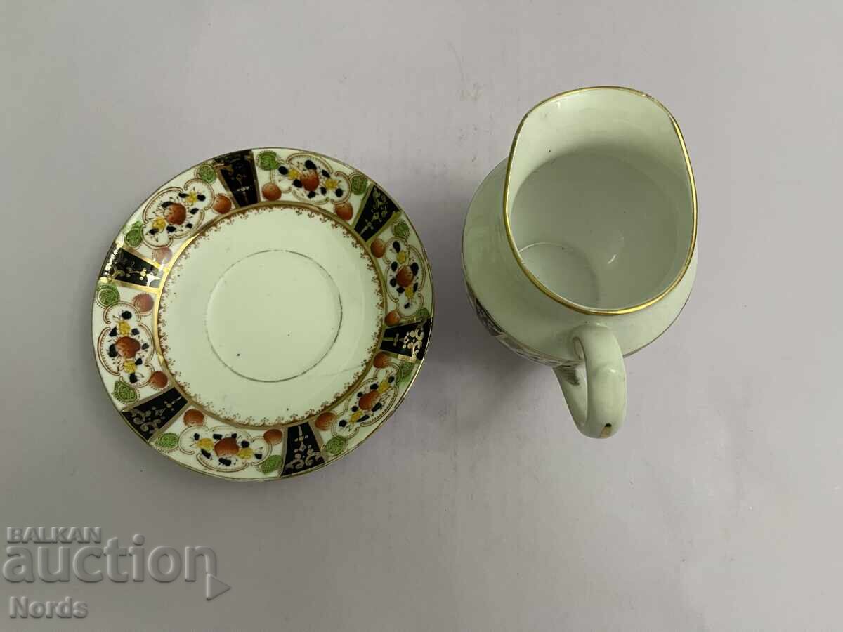 Auction MELBA Vintage Teapot and Saucer Auction MELBA Vintage Teapot and Saucer
