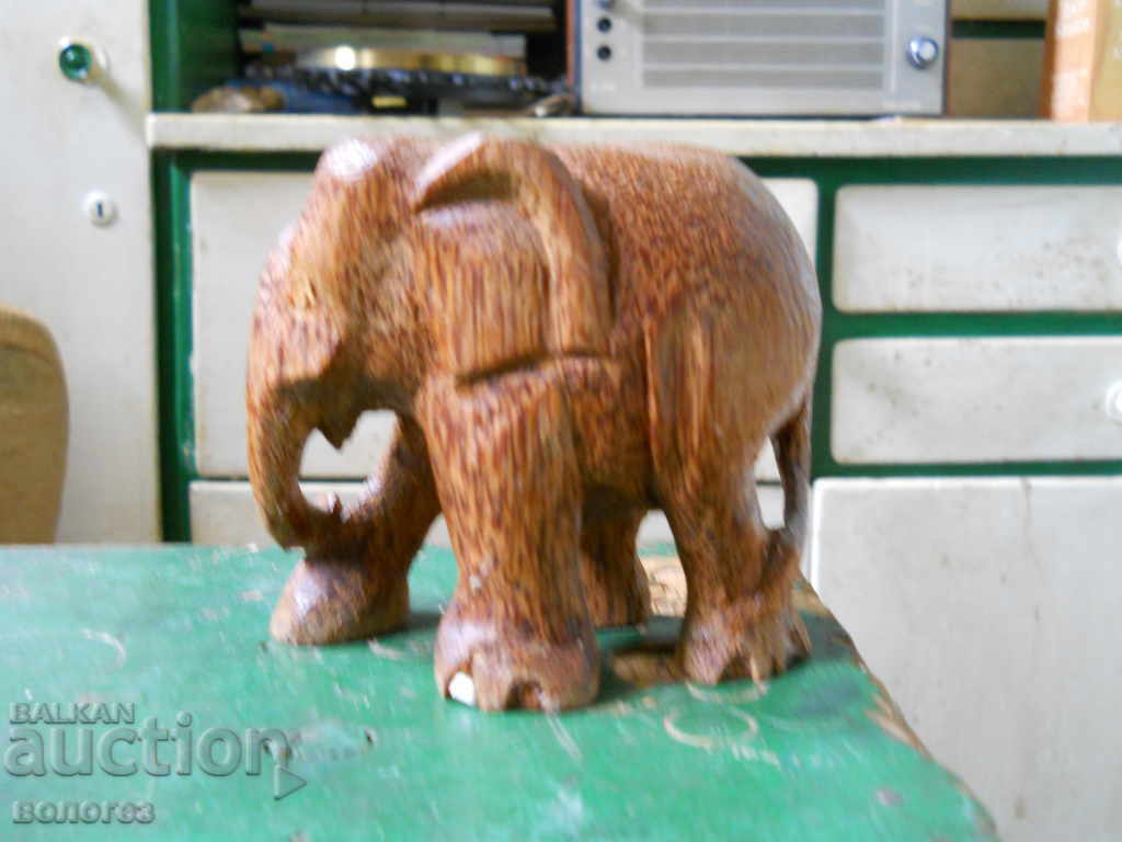Ένας ξύλινος ελέφαντας με τιμή 10.00 BGN | € 5.11