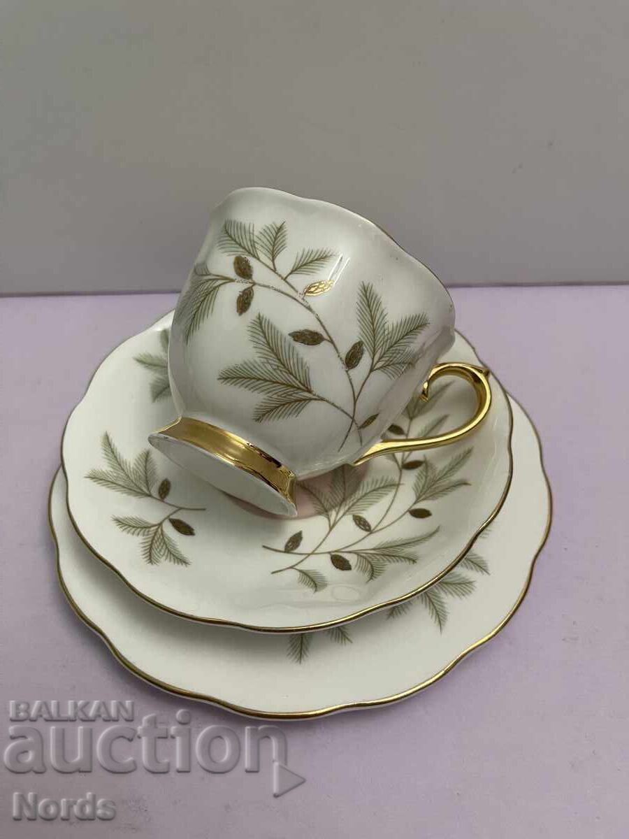 Licitație Set de ceai ROYAL ALBERT, pentru trei persoane Licitație Set de ceai ROYAL ALBERT, pentru trei persoane