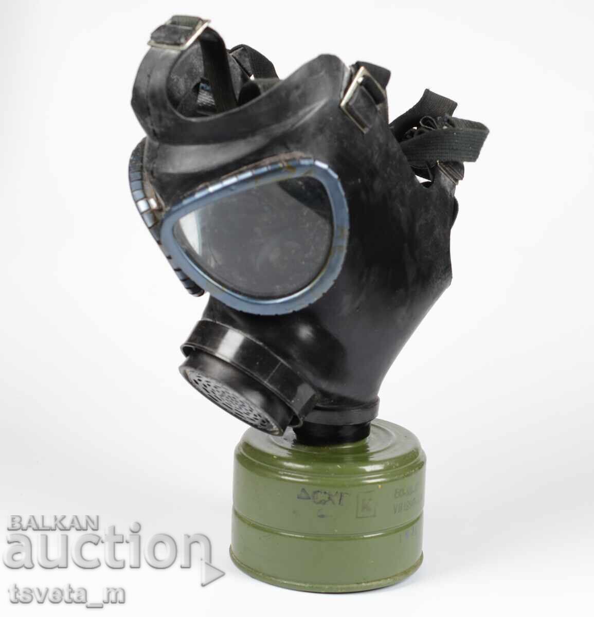 Gas mask with filter canister