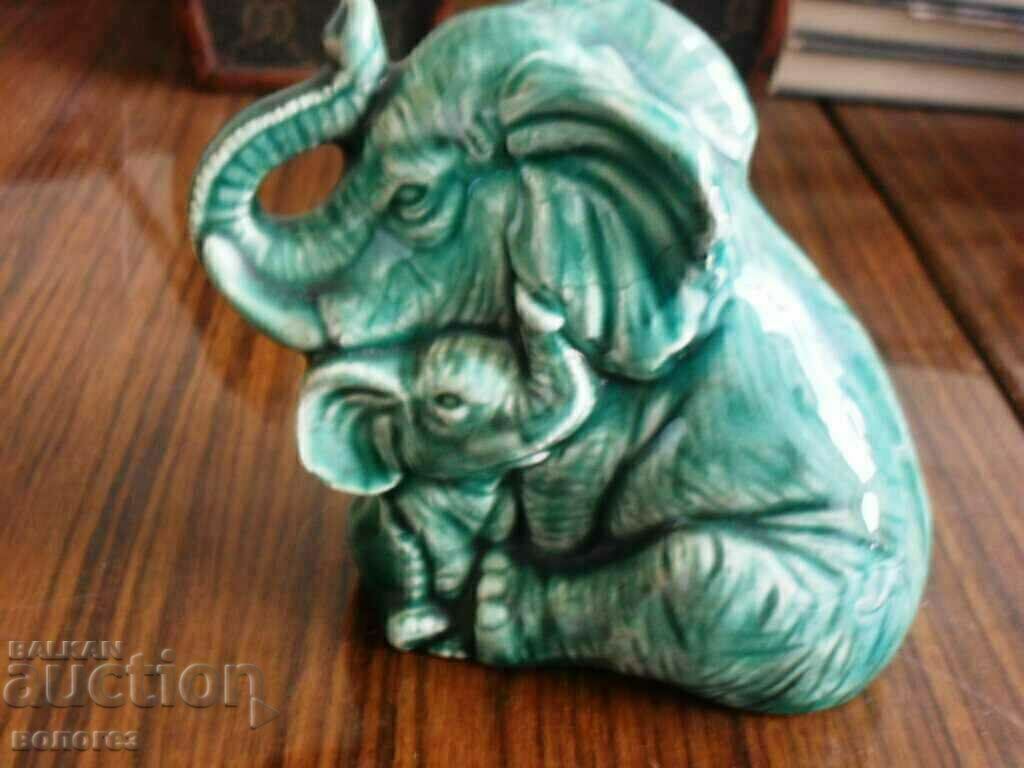 Statuetă ceramică vintage elefant cu elefant mic cu preț 30.00 BGN | € 15.34