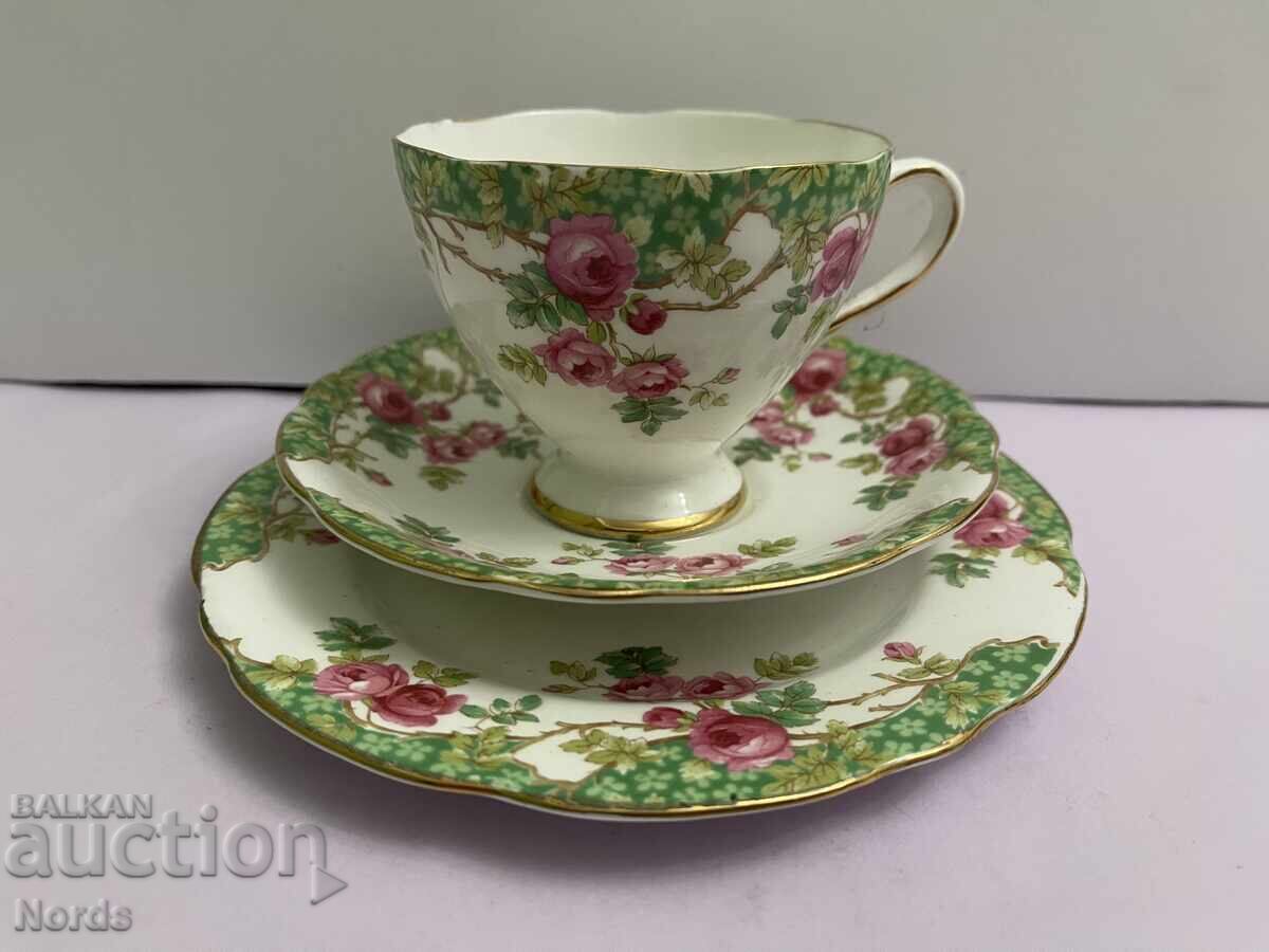 Όμορφο αγγλικό σετ τριών τεμαχίων Όμορφο αγγλικό σετ τριών τεμαχίων