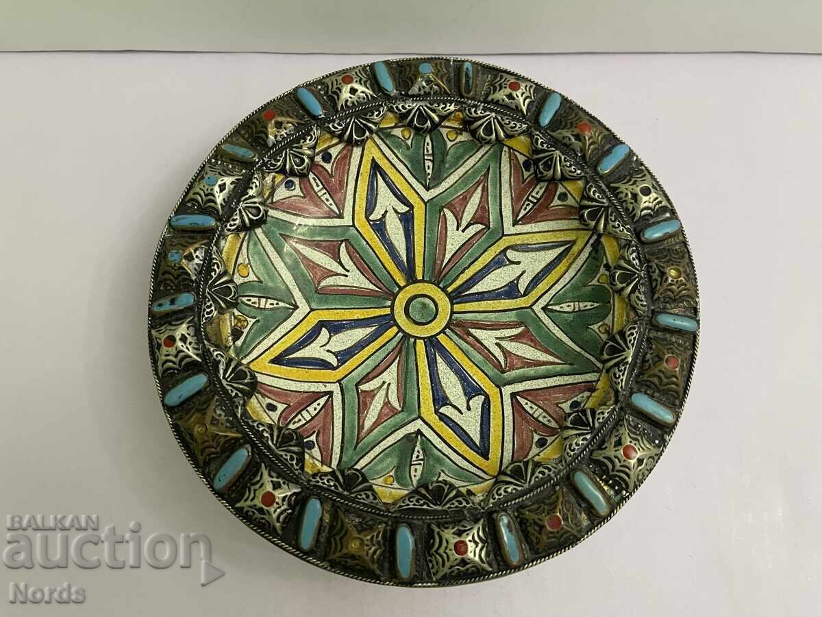 Ceramic plate with metal trim