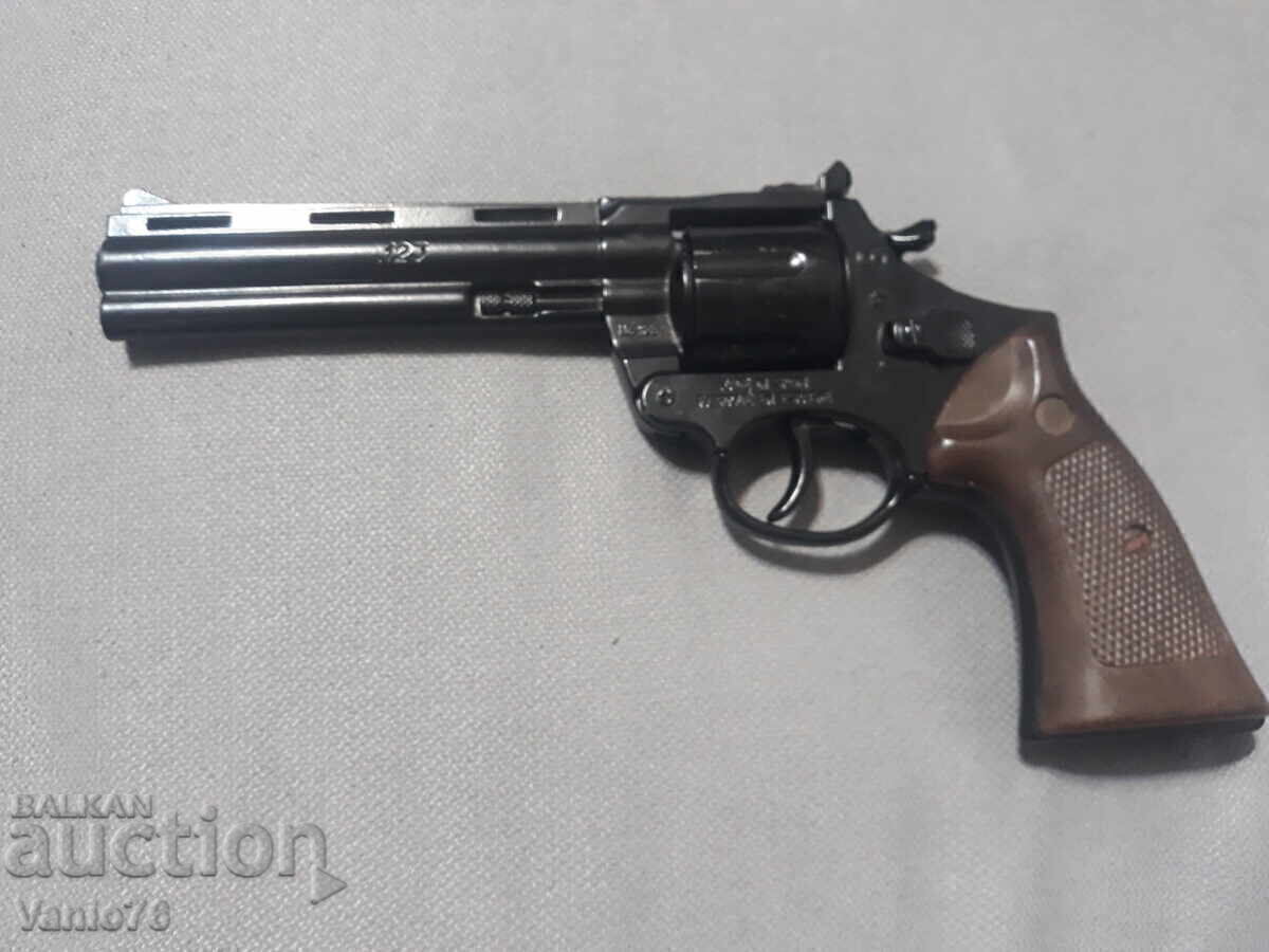 Auction  Large collectible cap gun revolver