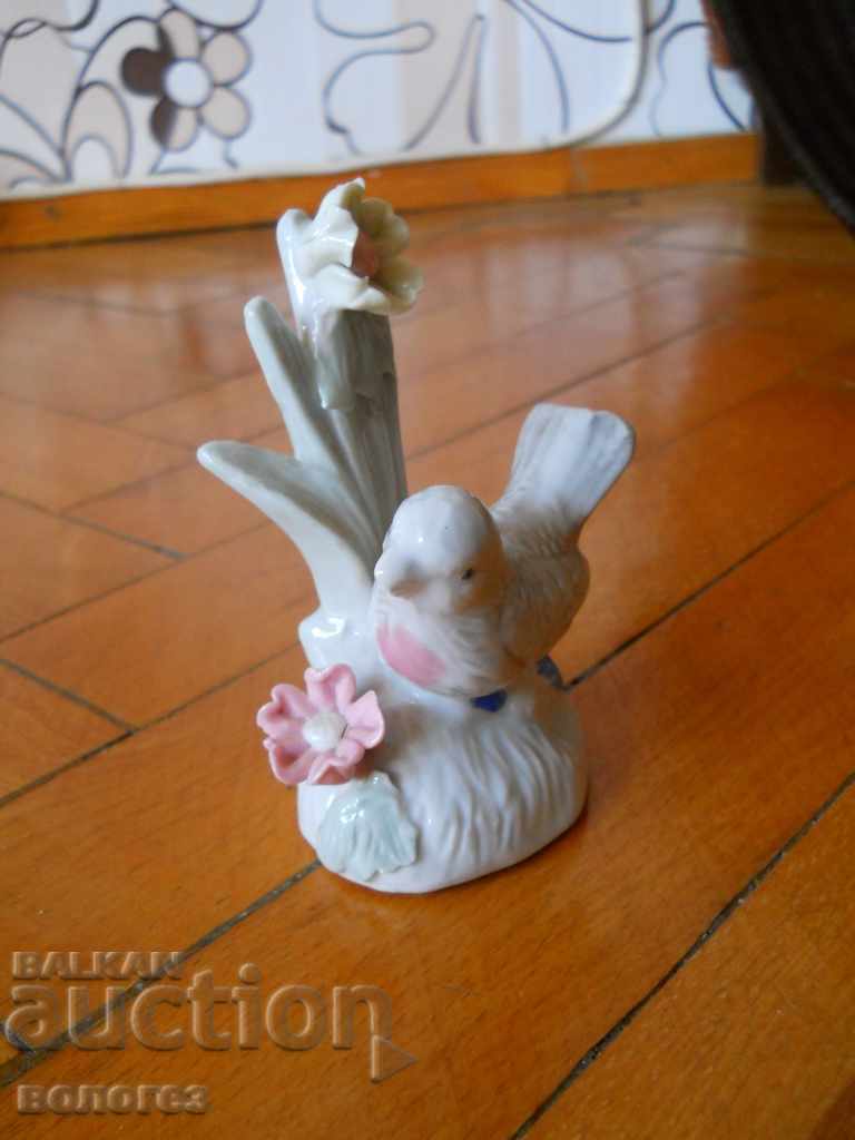 Порцеланова статуетка - птичка с цена 15.00 лв. | € 7.67