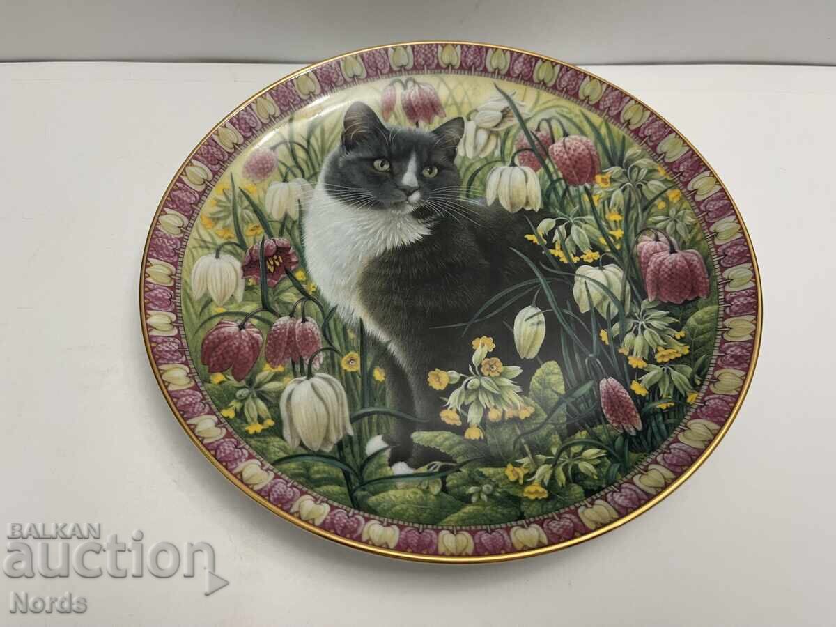 Ένα όμορφο πορσελάνινο πιάτο Ένα όμορφο πορσελάνινο πιάτο