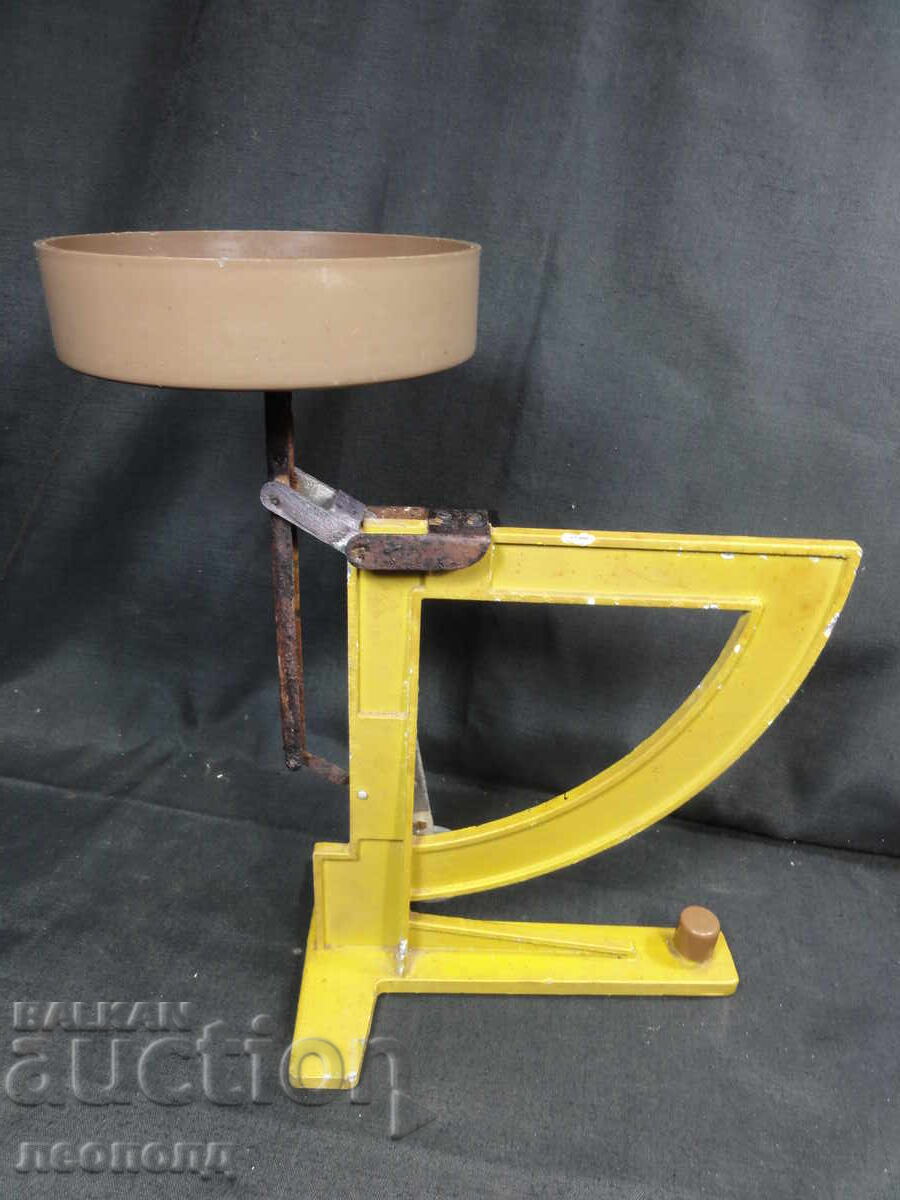 Auction  BZTS STAR RETRO SOCIALIST NRB SCHOOL WEIGHING SCALE