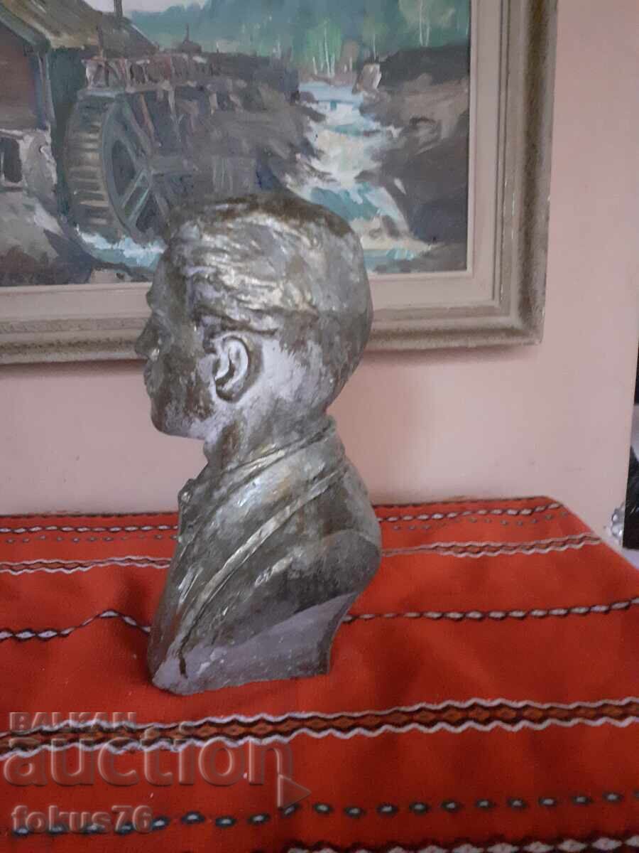 Delivery of Great bust of Vasil Levski made of cast concrete with a bronze color