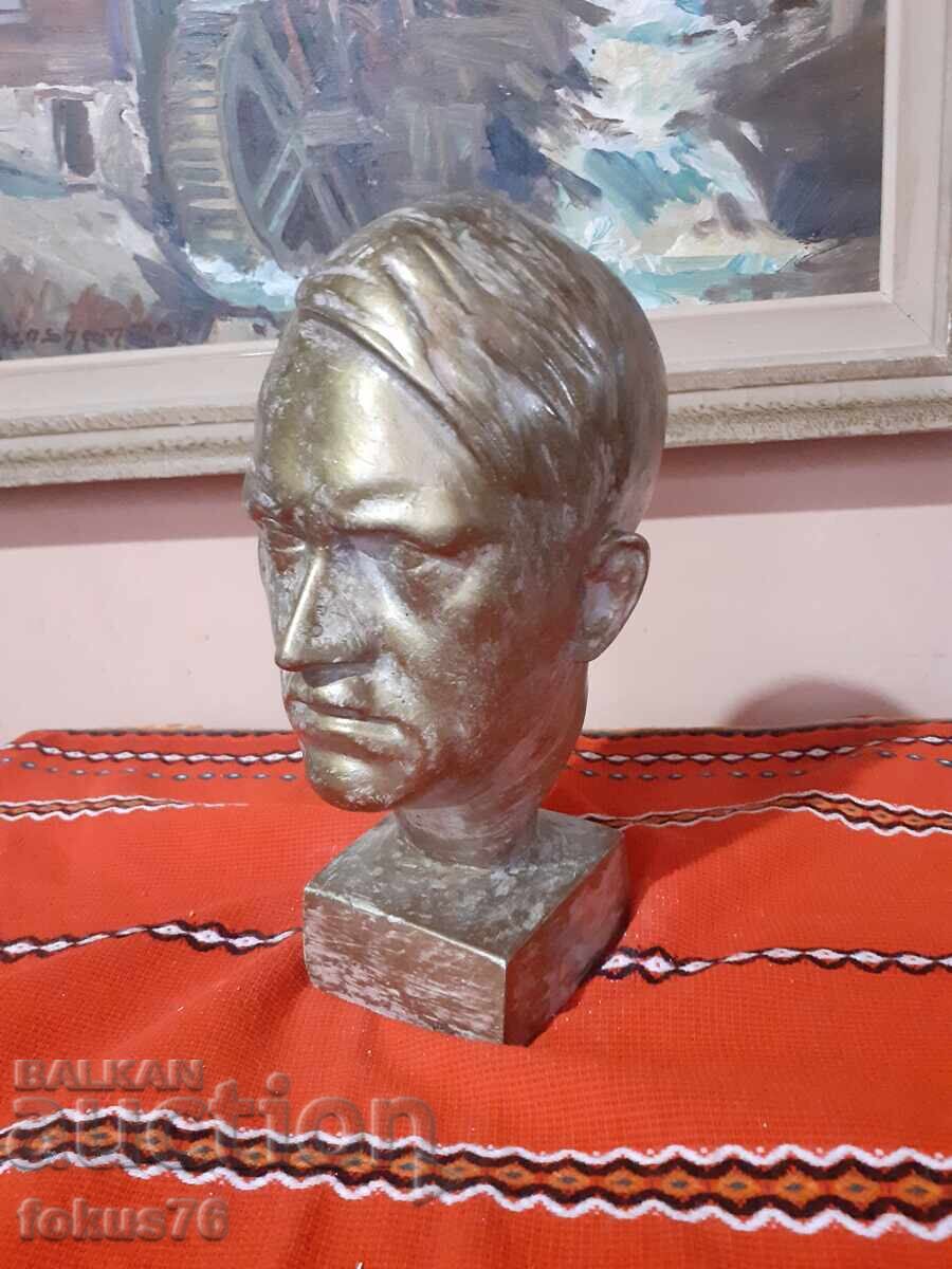 Bust impresionant al lui Hitler din beton turnat, culoare bronz cu preț 190.00 BGN | € 97.15 Bust impresionant al lui Hitler din beton turnat, culoare bronz cu preț 190.00 BGN | € 97.15