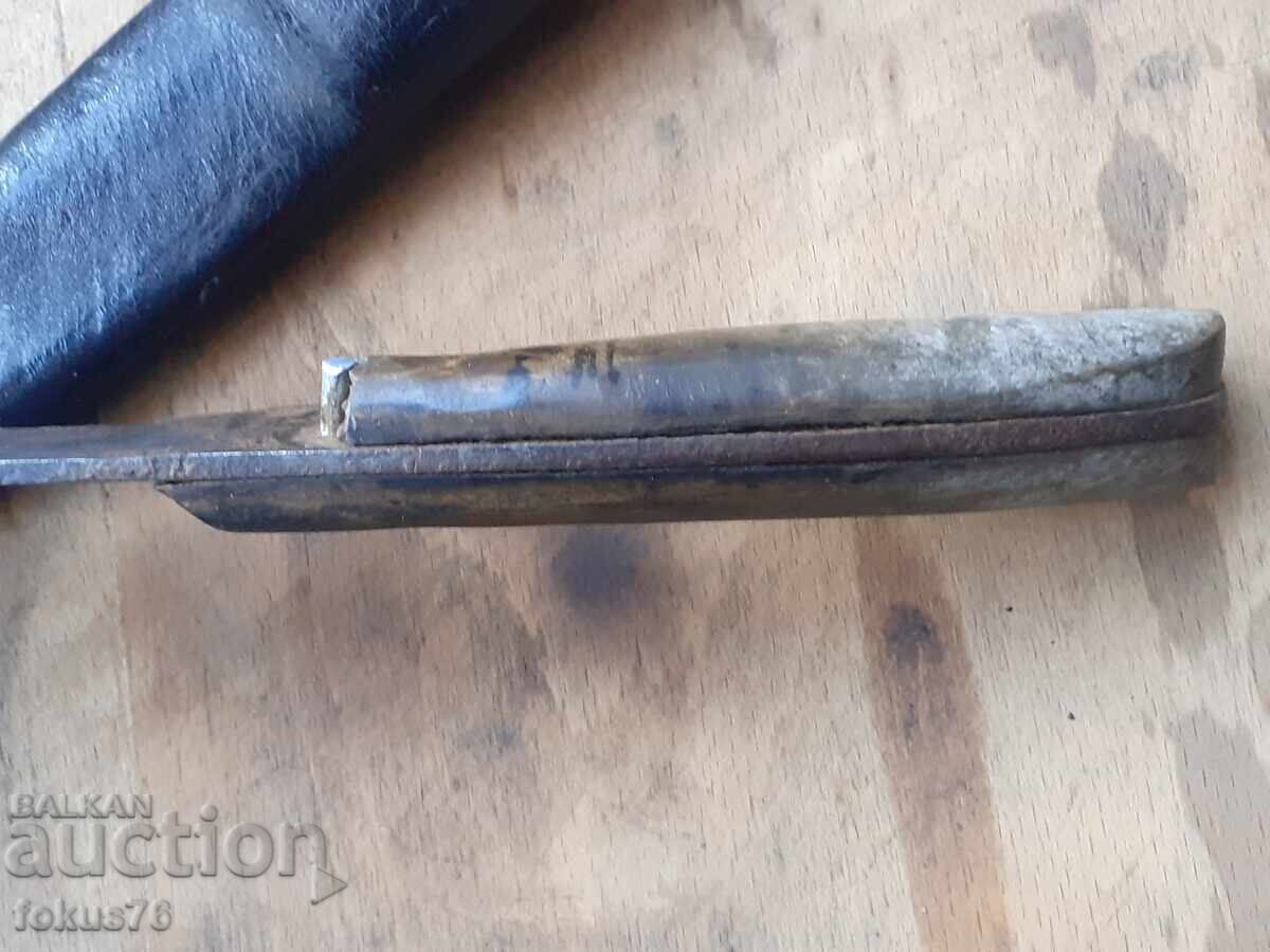 Аукцион Стар български хайдушки нож с рогови чирени кожена кания