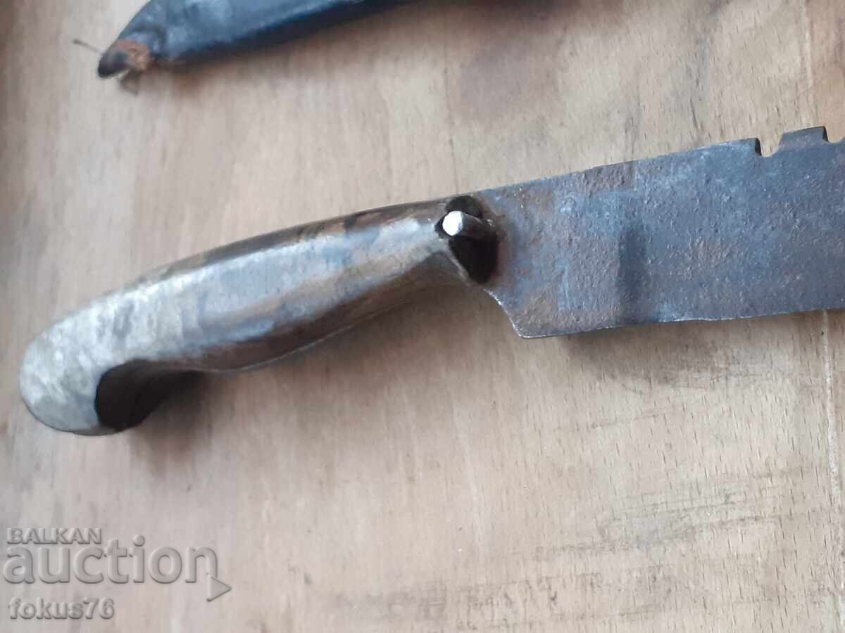 Доставка на Стар български хайдушки нож с рогови чирени кожена кания