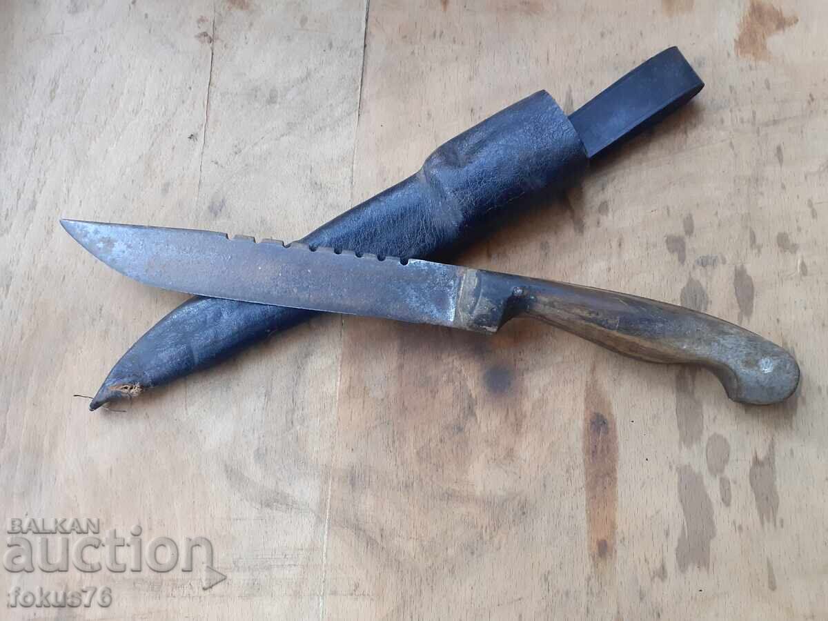 Стар български хайдушки нож с рогови чирени кожена кания