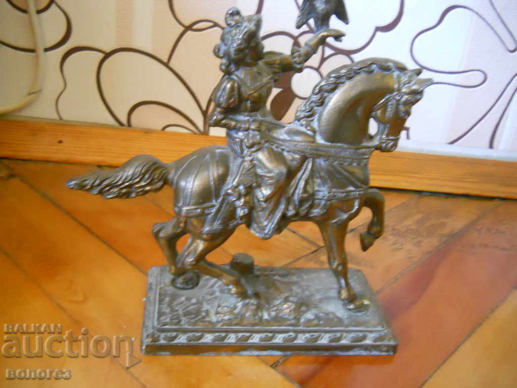 Statuetă veche din alamă a unui călăreț cu șoim cu preț 150.00 BGN | € 76.69