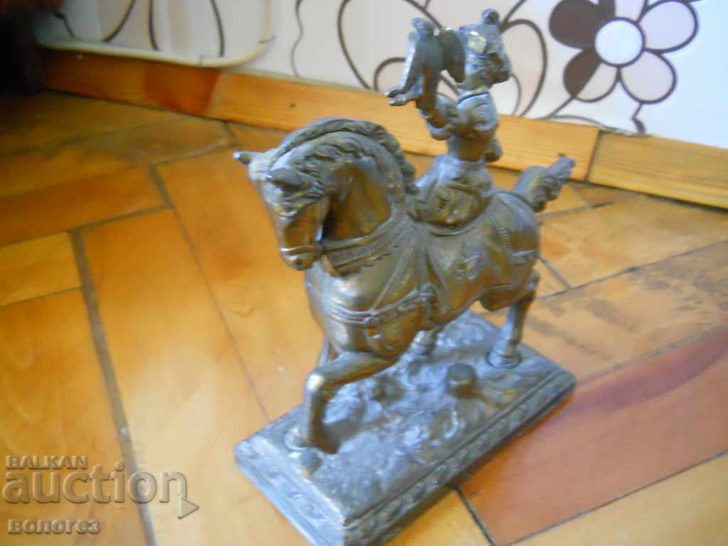 Licitație Statuetă veche din alamă a unui călăreț cu șoim