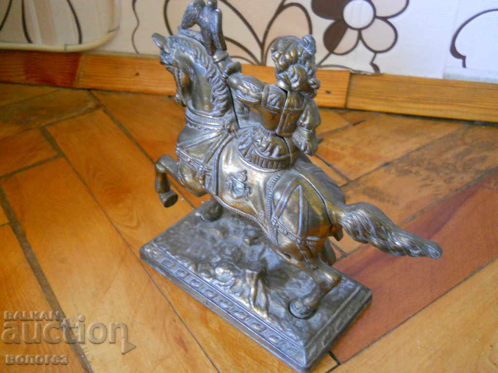 Statuetă veche din alamă a unui călăreț cu șoim - 5