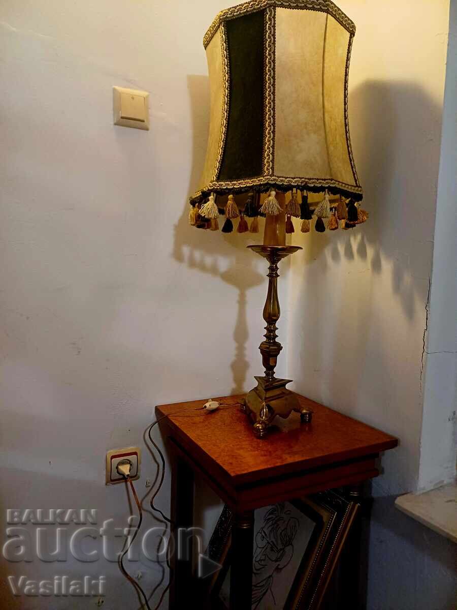 Όμορφη επιτραπέζια μπρούτζινη λάμπα