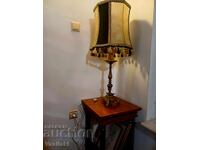 Όμορφη επιτραπέζια μπρούτζινη λάμπα