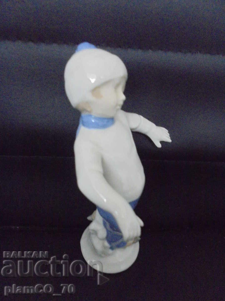 Δημοπρασία №*8387 Παλιό πορσελάνινο ειδώλιο – Αγόρι με παγοπέδιλα Δημοπρασία №*8387 Παλιό πορσελάνινο ειδώλιο – Αγόρι με παγοπέδιλα