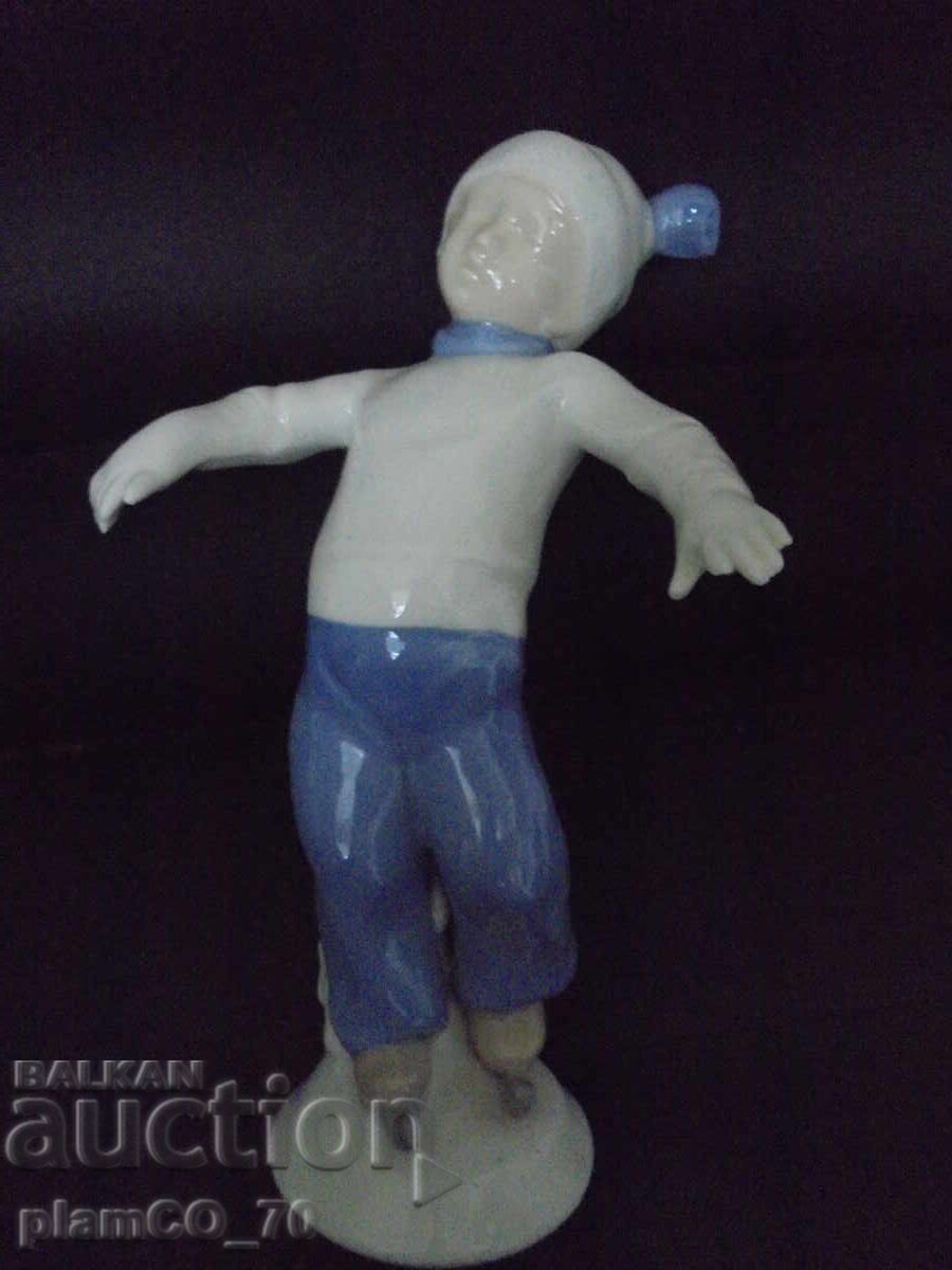 Παράδοση №*8387 Παλιό πορσελάνινο ειδώλιο – Αγόρι με παγοπέδιλα Παράδοση №*8387 Παλιό πορσελάνινο ειδώλιο – Αγόρι με παγοπέδιλα