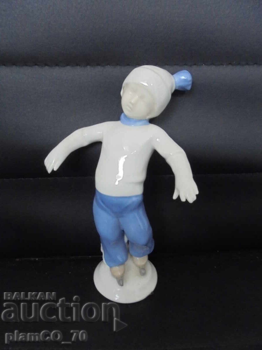 №*8387 Παλιό πορσελάνινο ειδώλιο – Αγόρι με παγοπέδιλα №*8387 Παλιό πορσελάνινο ειδώλιο – Αγόρι με παγοπέδιλα