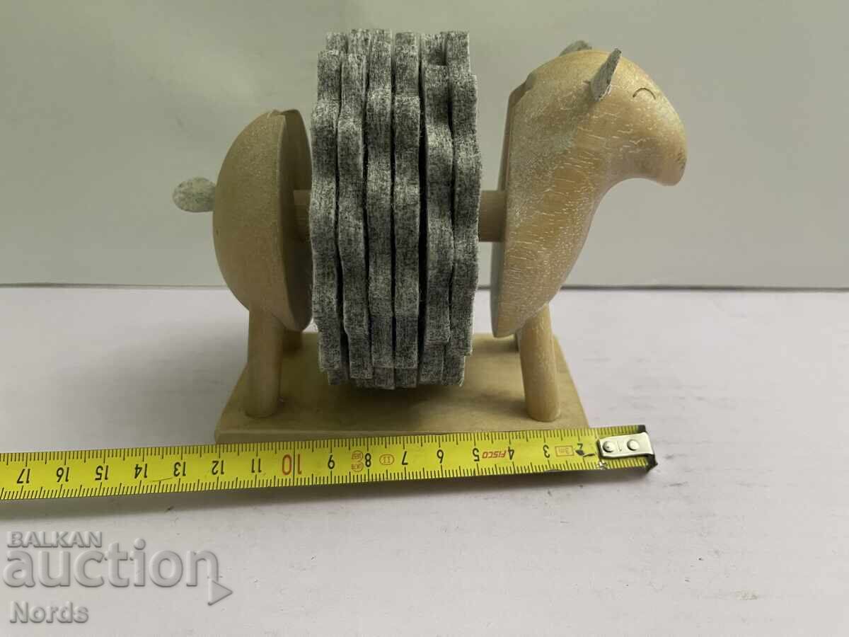 Παράδοση Ξύλινο αρνάκι σουβέρ Παράδοση Ξύλινο αρνάκι σουβέρ