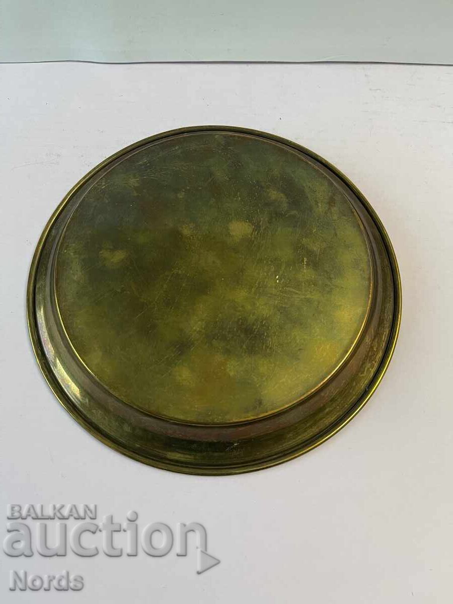 Δημοπρασία Ένα χάλκινο πιάτο