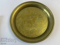 Ένα χάλκινο πιάτο