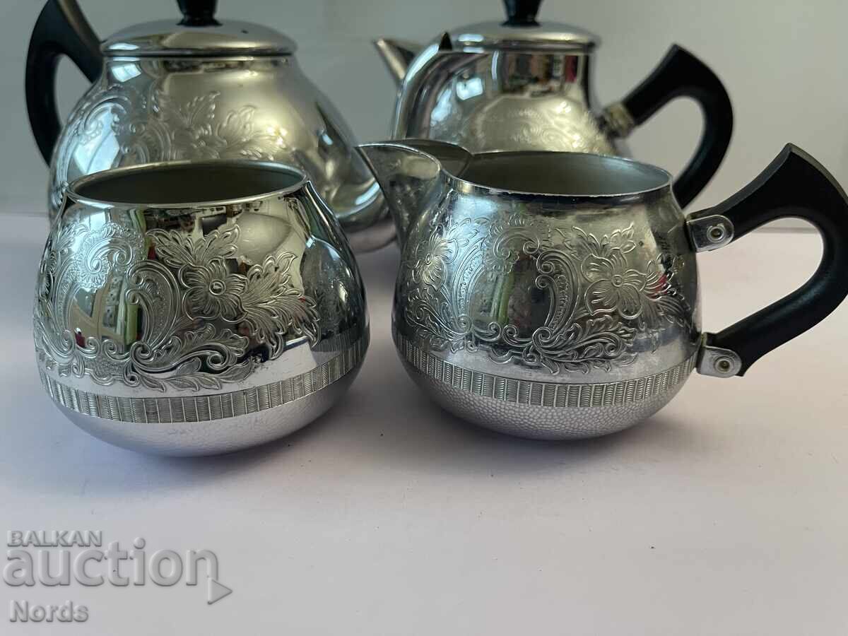 Παράδοση Μεταλλικό σετ τσαγιού και καφέ