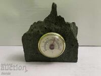 Βαρόμετρο σε πέτρα