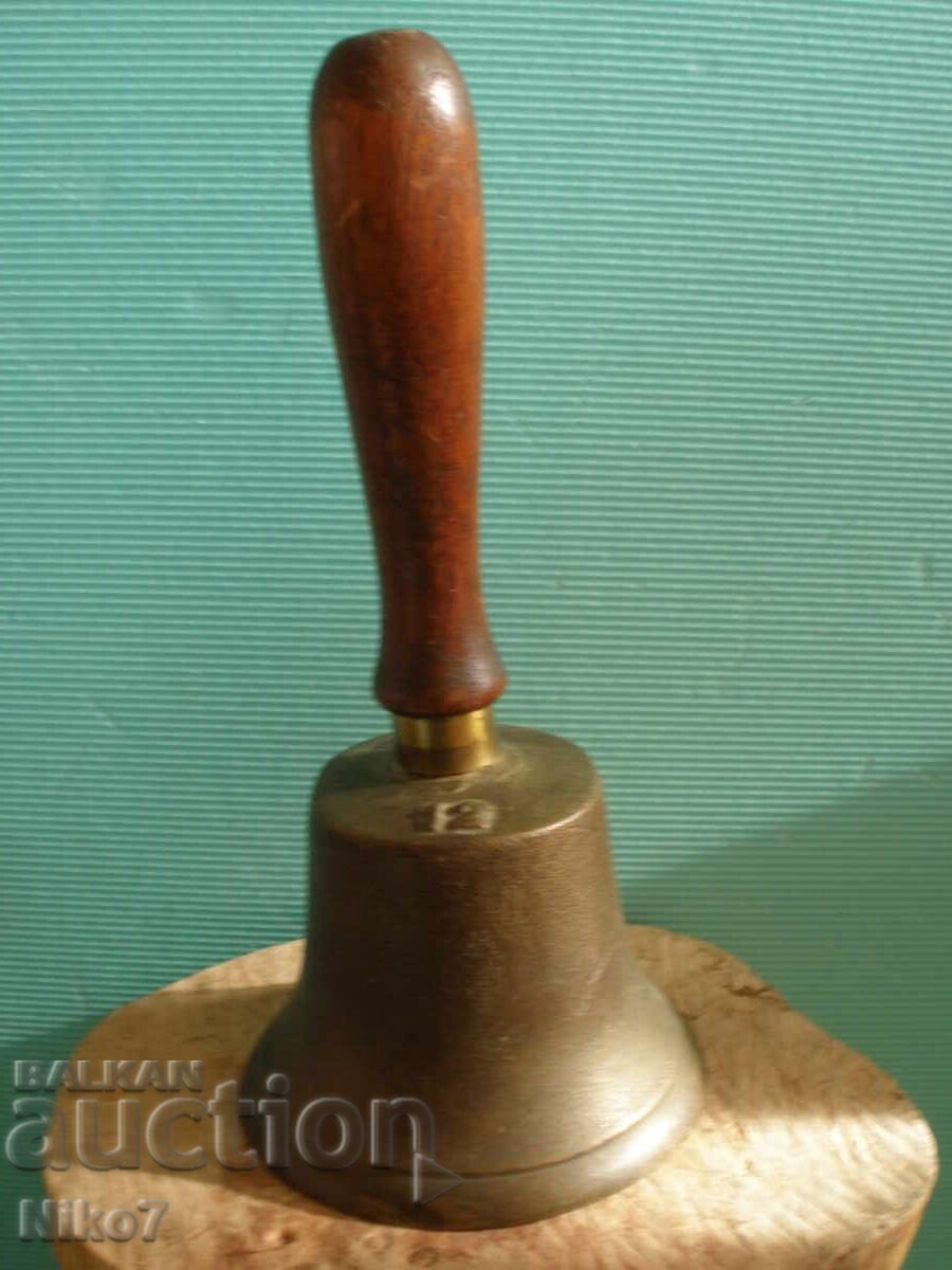 Стар,масивен,бронзов,училищен(школски) звънец,камбана.