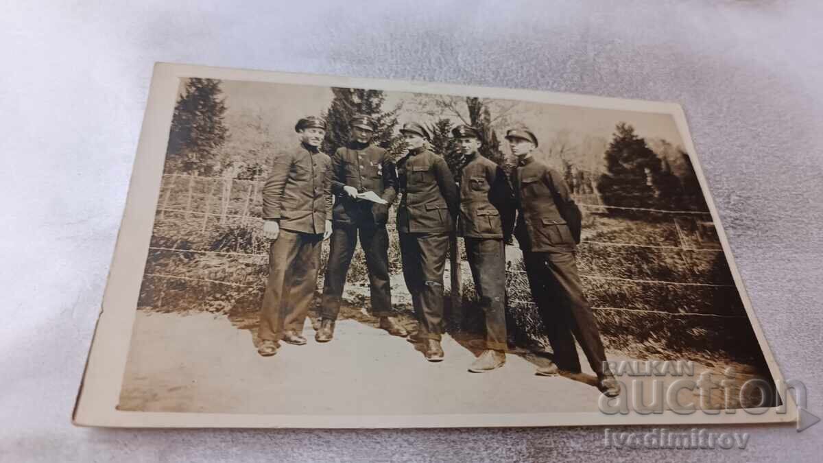 Φωτογραφία Βάρνα, Πέντε μαθητές από το Εμπορικό Σχολείο Βάρνας Φωτογραφία Βάρνα, Πέντε μαθητές από το Εμπορικό Σχολείο Βάρνας