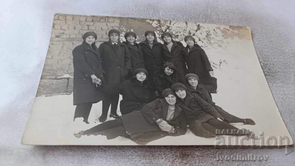 Снимка Шуменъ Ученички през зимата 1929