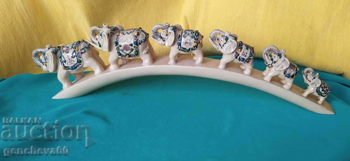 Șase elefanți norocoși urcând pe un pod cu preț 80.00 BGN | € 40.90 Șase elefanți norocoși urcând pe un pod cu preț 80.00 BGN | € 40.90