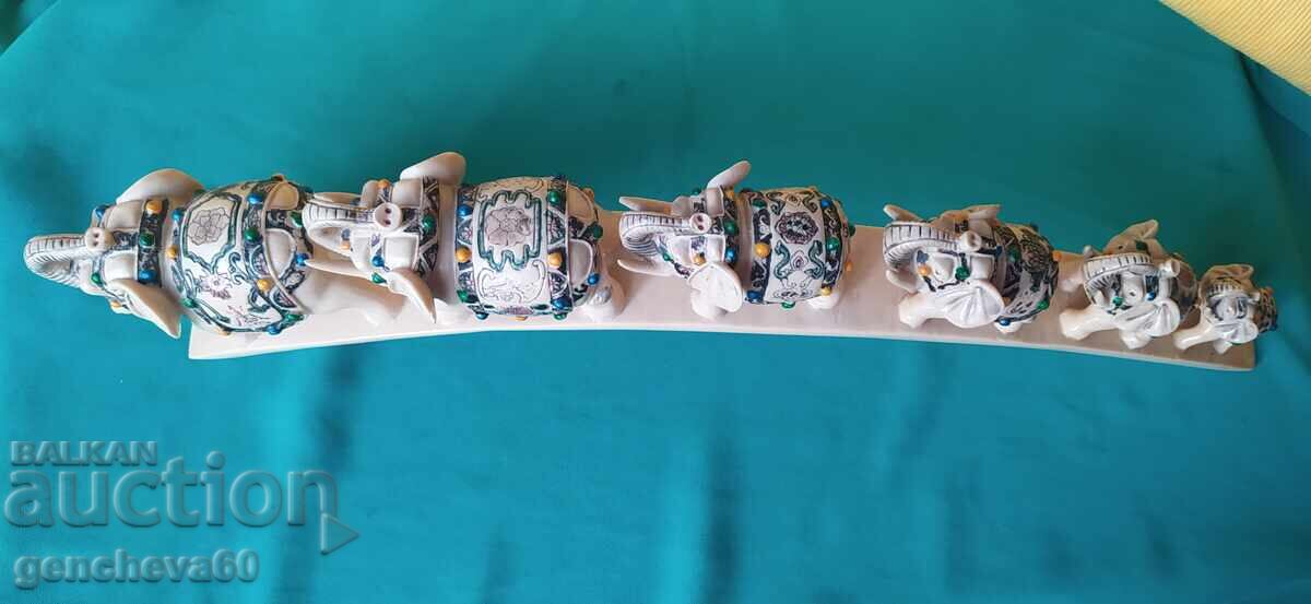 Licitație Șase elefanți norocoși urcând pe un pod Licitație Șase elefanți norocoși urcând pe un pod