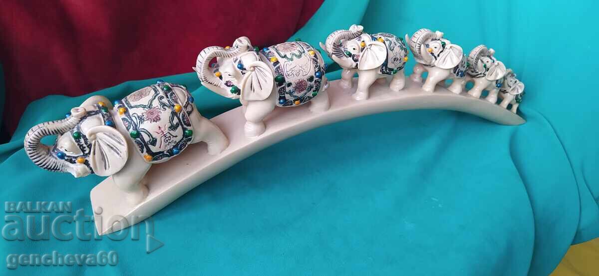 Șase elefanți norocoși urcând pe un pod - 5 Șase elefanți norocoși urcând pe un pod - 5