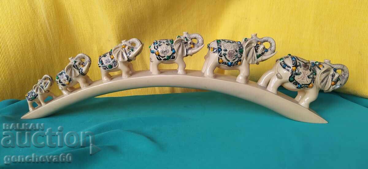 Șase elefanți norocoși urcând pe un pod Șase elefanți norocoși urcând pe un pod