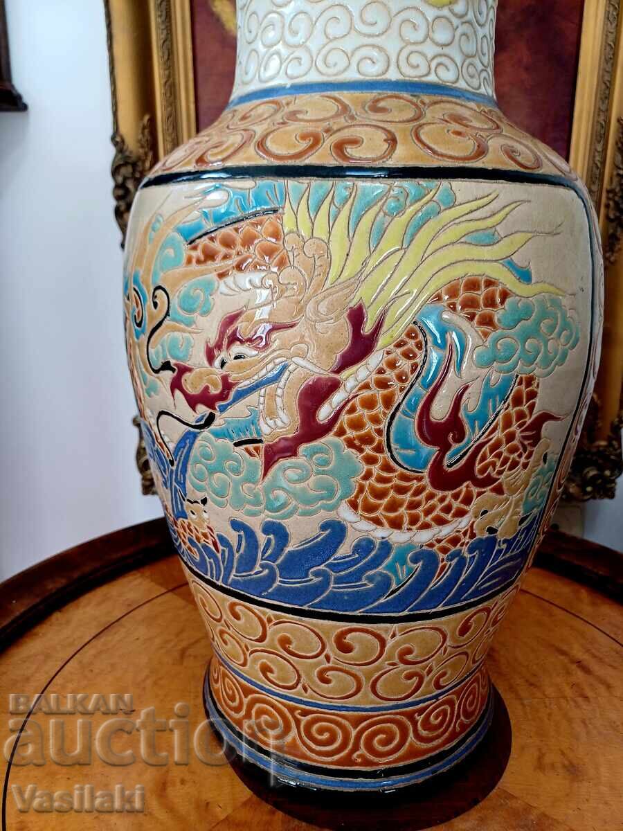 Delivery of Beautiful and large vase Delivery of Beautiful and large vase