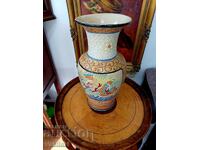 Όμορφο και μεγάλο βάζο