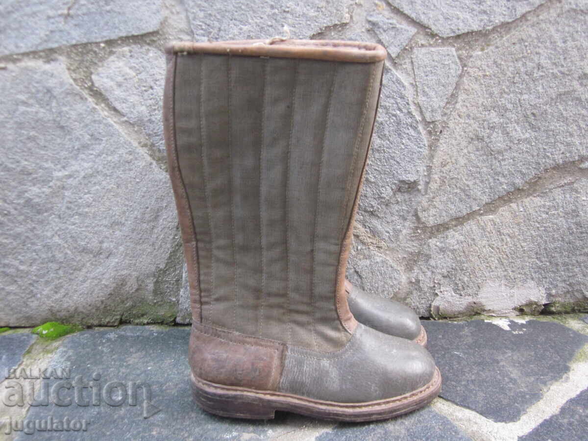Licitație Vechi cizme militare bulgare de santinelă cu ținte