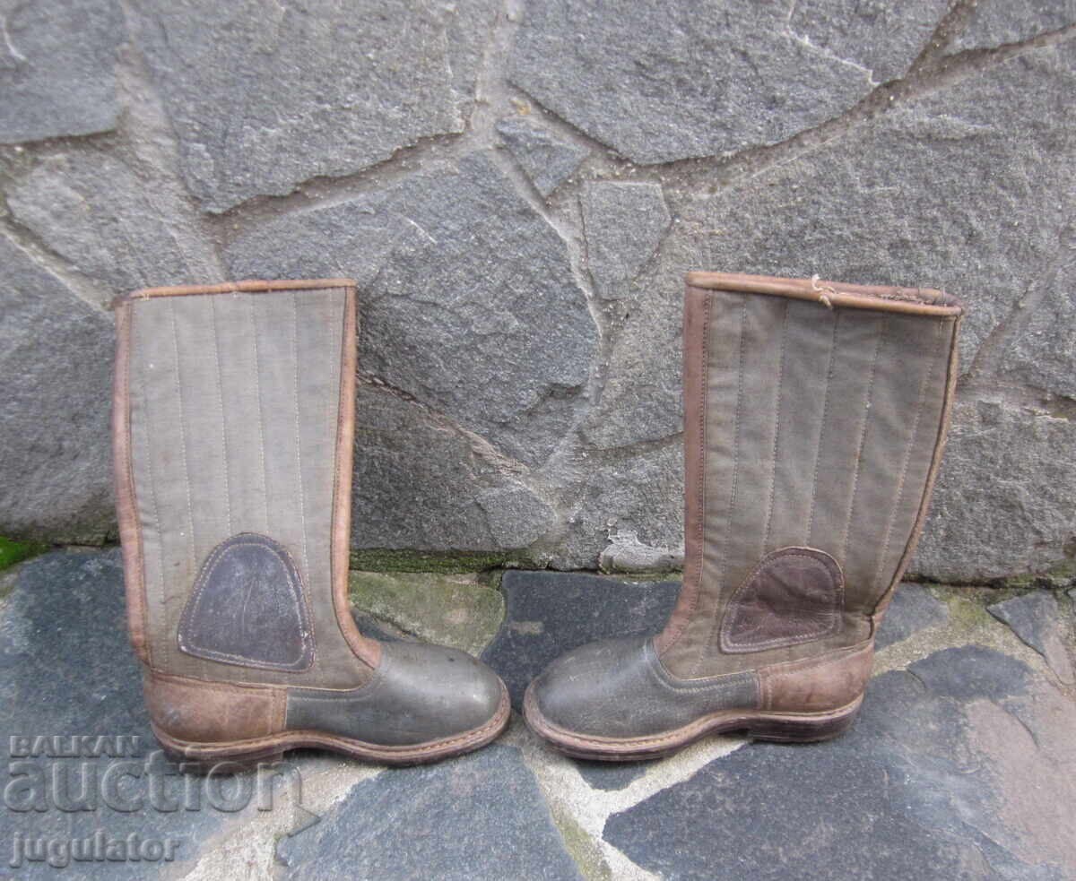 Vechi cizme militare bulgare de santinelă cu ținte