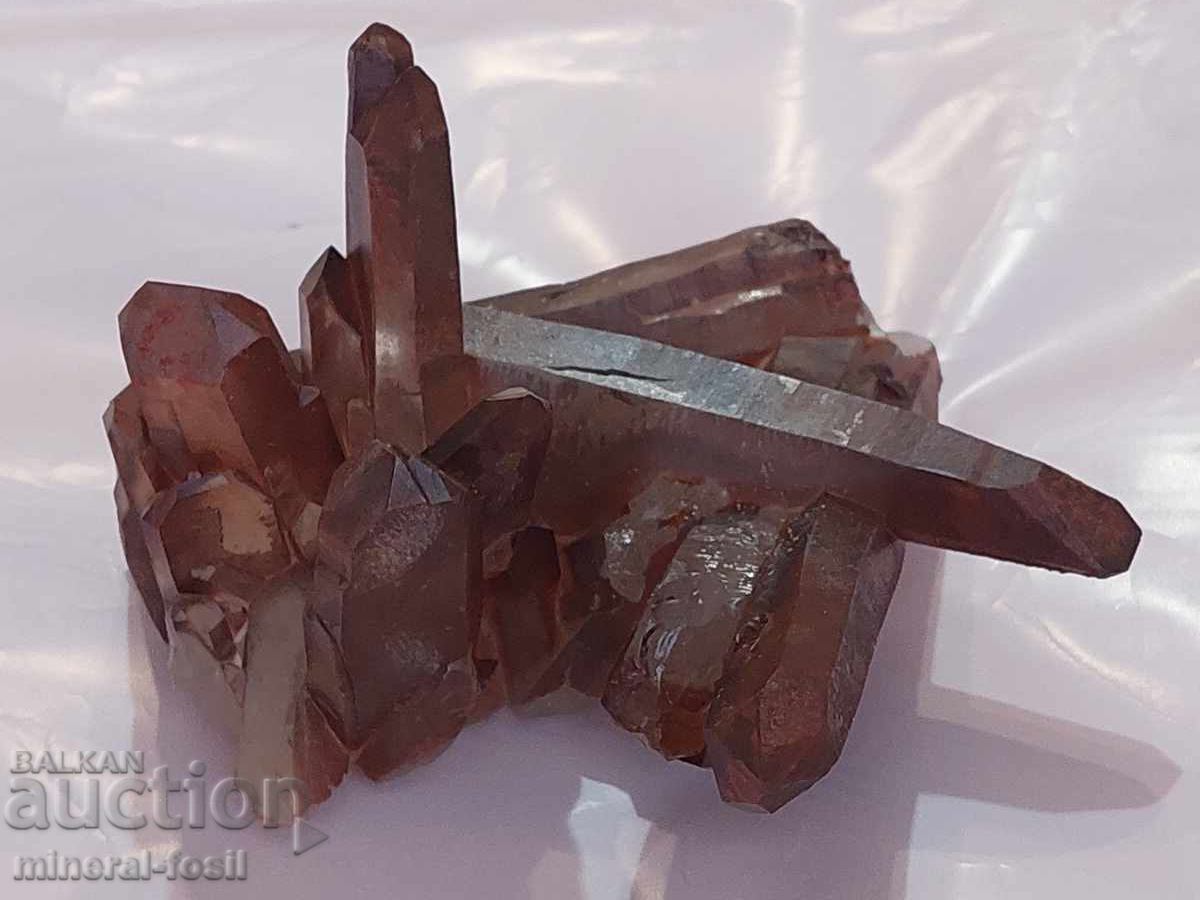 Cuarț unic cu hematit roșu cu preț 294.00 BGN | € 150.32