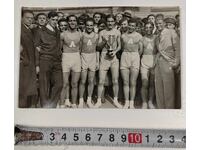 СТАРА СПОРТНА СНИМКА ОТБОР КУПА СПОРТ СПОРТИСТИ