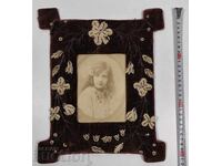 ΠΑΝΩ ΑΠΟ 100-ΕΤΗΣ ΠΑΛΙΑ ΦΩΤΟΓΡΑΦΙΑ ΜΕ ΚΟΡΝΙΖΑ ΑΠΟ ΤΗΝ ΠΕΡΙΟΔΟ ΚΟΡΙΤΣΙ ΠΑΙΔΙ