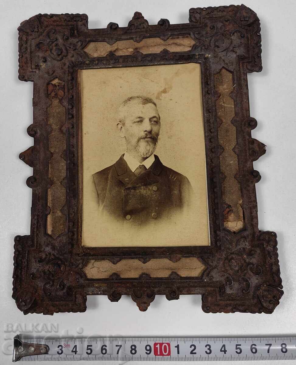 НАД 100-ГОДИШНА СТАРА СНИМКА С РАМКА ОТ ПЕРИОДА МЪЖ КАРТОН с цена 35.00 лв. | € 17.90