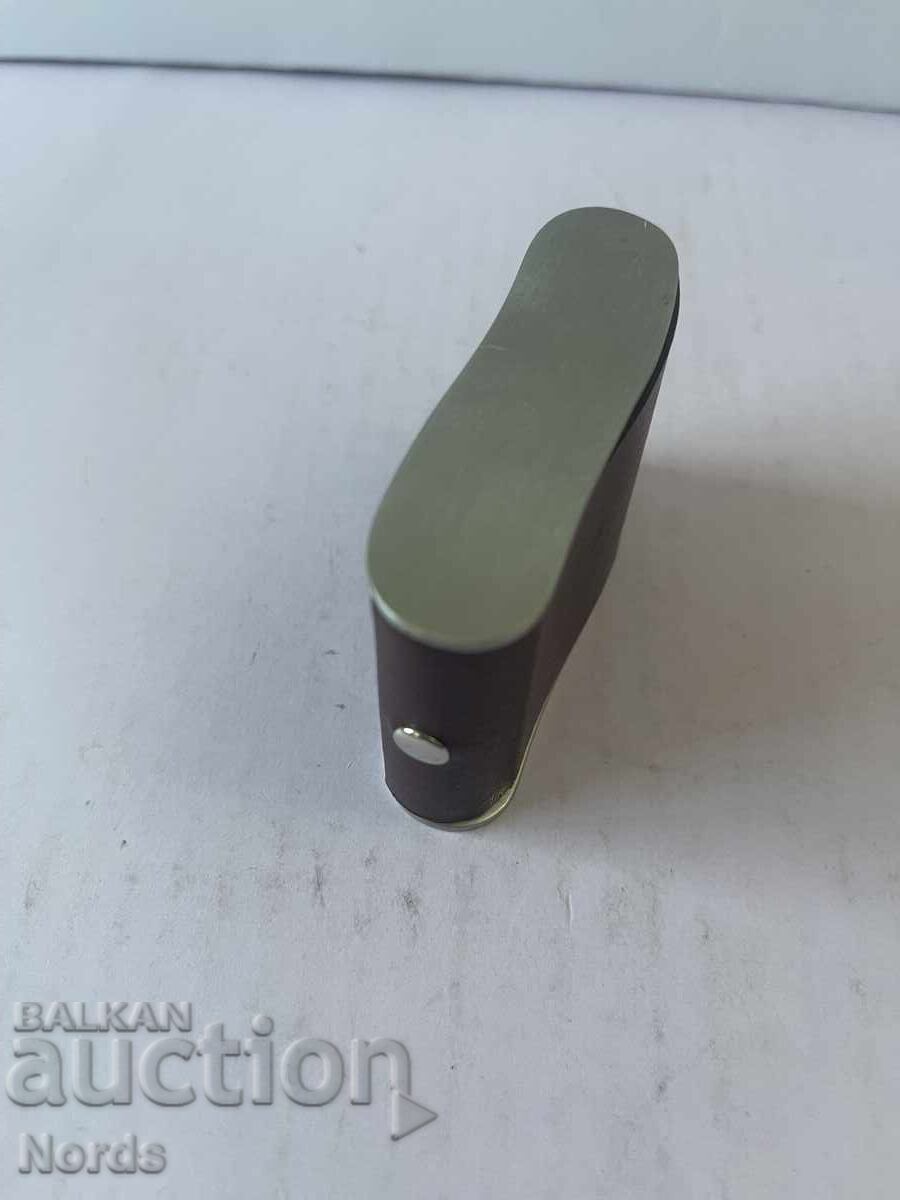 Παράδοση Ένα μεταλλικό ρολόι Παράδοση Ένα μεταλλικό ρολόι