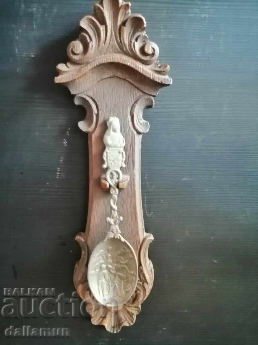 Lingură veche de perete