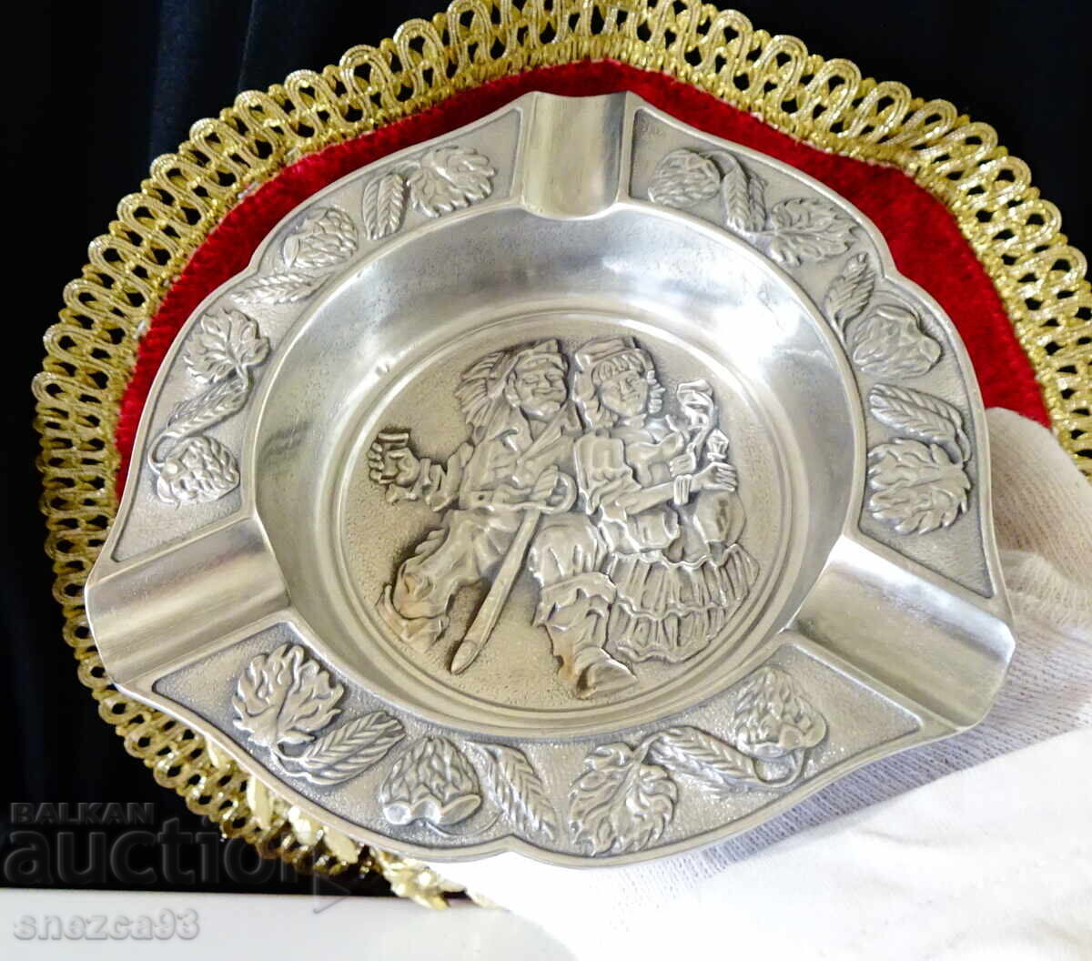 Σταχτοδοχείο από καλαί με Κυρία και Ιππότη, μπύρα, λυκίσκο